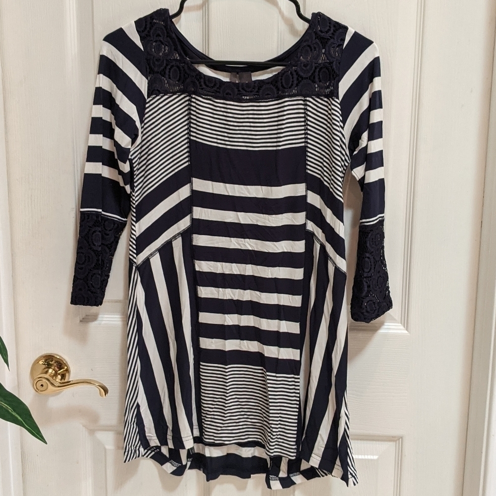 Skye's the Limit Blue/White Tunic w/Lace Sleeve XS